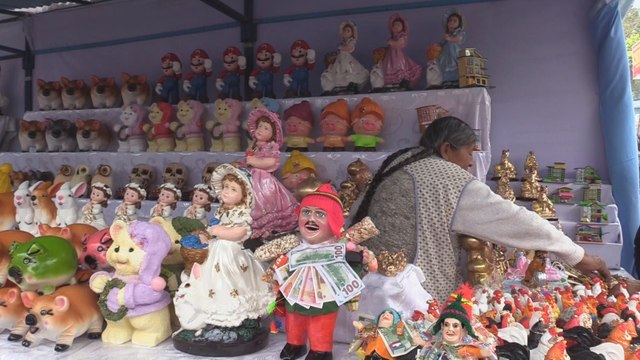 Bolivia celebra una nueva edición de la Alasita, feria de los deseos en miniatura.-