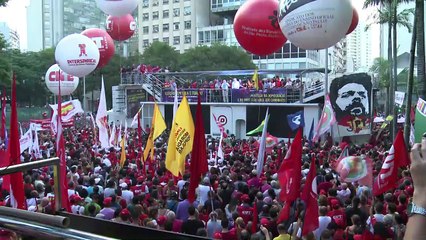 Corte condena a 12 años de cárcel a un combativo Lula