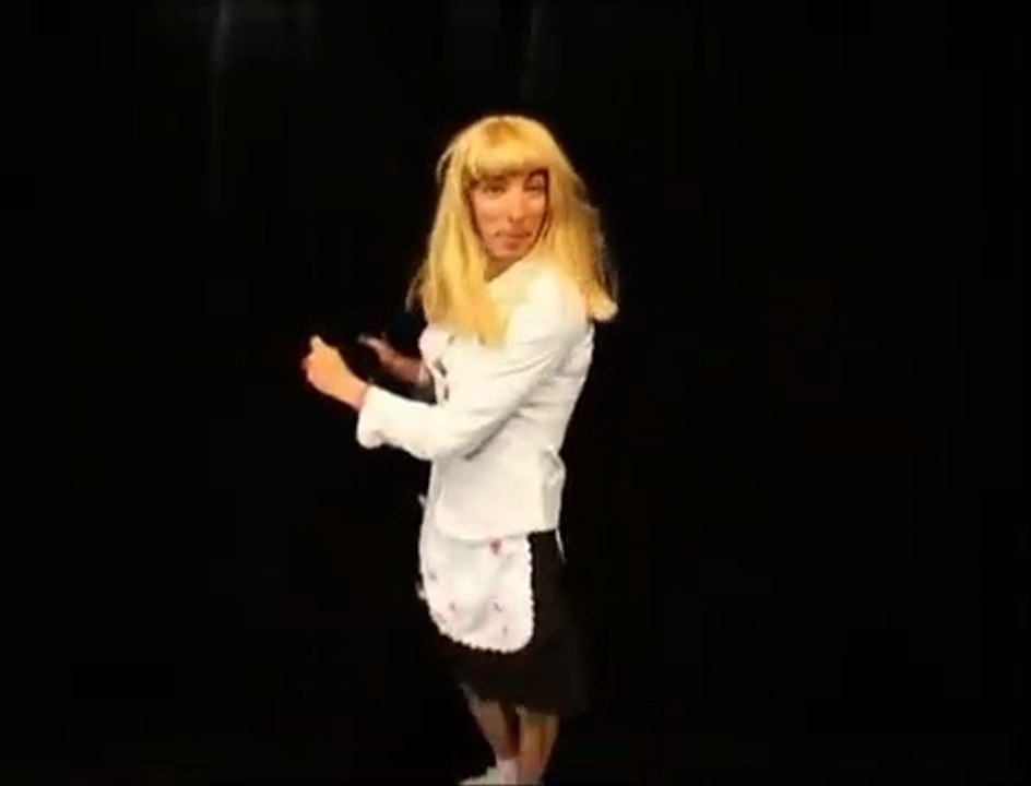 Samantha Oups monte sur scène… et c’est le drame ! 🎭😂