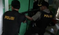 Detik - Detik Polisi Serbu Lokasi Narkoba di Kampung Ambon