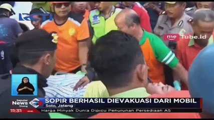 Abaikan Peringatan, Mobil  Minibus Terseret Kereta Hingga 15 Meter