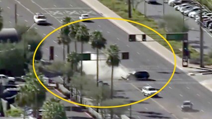 [영상] 美 고속도로 추격전...중앙선 넘어 '쾅' / YTN