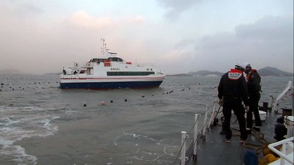해경, 양식장 어망에 걸린 여객선 구조 / YTN