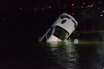 Polis Aracı Denize Düştü: 1 Kayıp, 1 Yaralı
