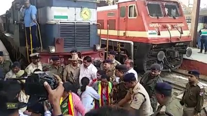 Karnataka Bandh : ట్రాకులపై నుండి మహిళలను లాగుతున్న పోలీసులు