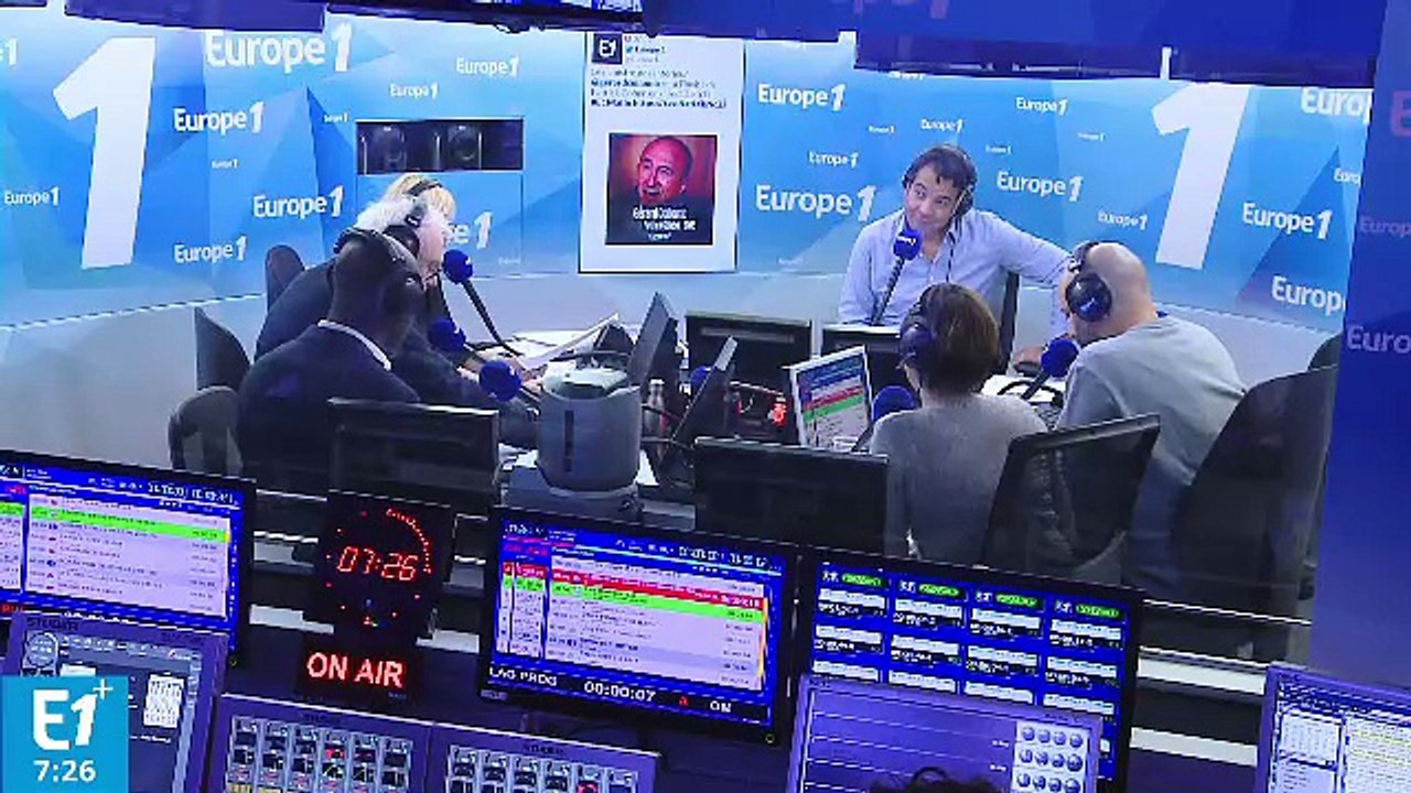 Katia Conf-call, l'attachée de presse du présidentt Macron à Davos : "Fais chier, y'a Manu qui nous a retrouvés, il a fait un speech en Anglais à 300 cravateux, il se sent plus !"