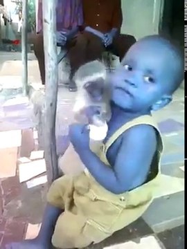 Ce singe empeche ce bébé de boire son biberon... Affamé l'animal