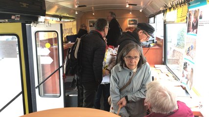 Dans le bus "I welcome" d'Amnesty International