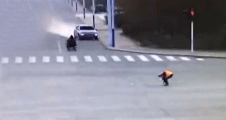 Ucuz Kurtuldular! Direksiyon Başında Uyuyakaldı, Son Hızla Trafik Işıklarına Çarptı