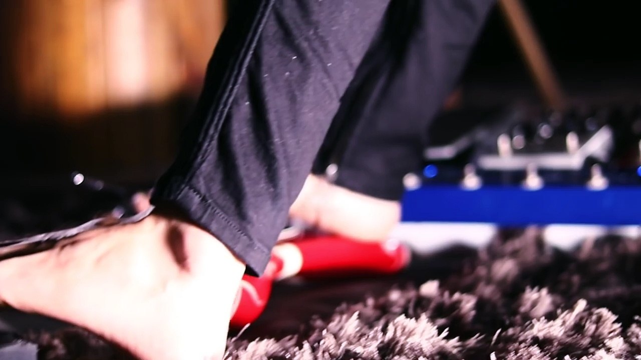 Ayak parmaklarıyla gitar çalıyor