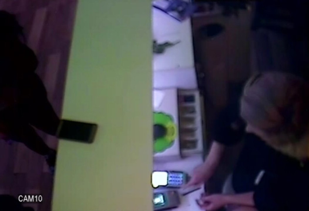 Güzelliğiyle Büyüleyen Kasiyer Kredi Kartlarını Böyle Kopyalamış