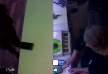 Güzelliğiyle Büyüleyen Kasiyer Kredi Kartlarını Böyle Kopyalamış