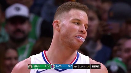Blake Griffin joue à la balle aux prisonniers avec les arbitres...