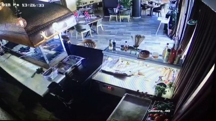 Kadın sürücü, oyuncu Erkan Petekkaya'nın restoranına böyle daldı