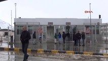 Hakkari Gümrük Personeli, Sınır Kapısından Geçenlere Karanfil Dağıttı