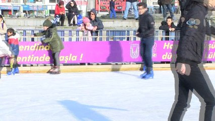Çocuklar tatilin tadını buz pistinde çıkarıyor