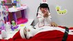 Bé Bún Làm Bác Sĩ Khám Bệnh Cho Ông Già Noel - Baby doctors healing for santa claus ♥ CreativeKids ♥