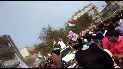 நடிகர் மீது செருப்பு வீச்சு தெலுங்கானாவில் பரபரப்பு- Oneindia Tamil