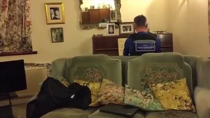 Un policier joue du piano pour une victime d'un cambriolage