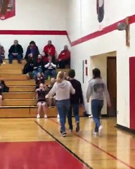 Un gymnaste vient provoquer une pom-pom girl pendant un match de basket