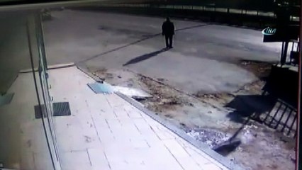 Kontrolden çıkan otomobilin altında kalmaktan böyle kurtuldular