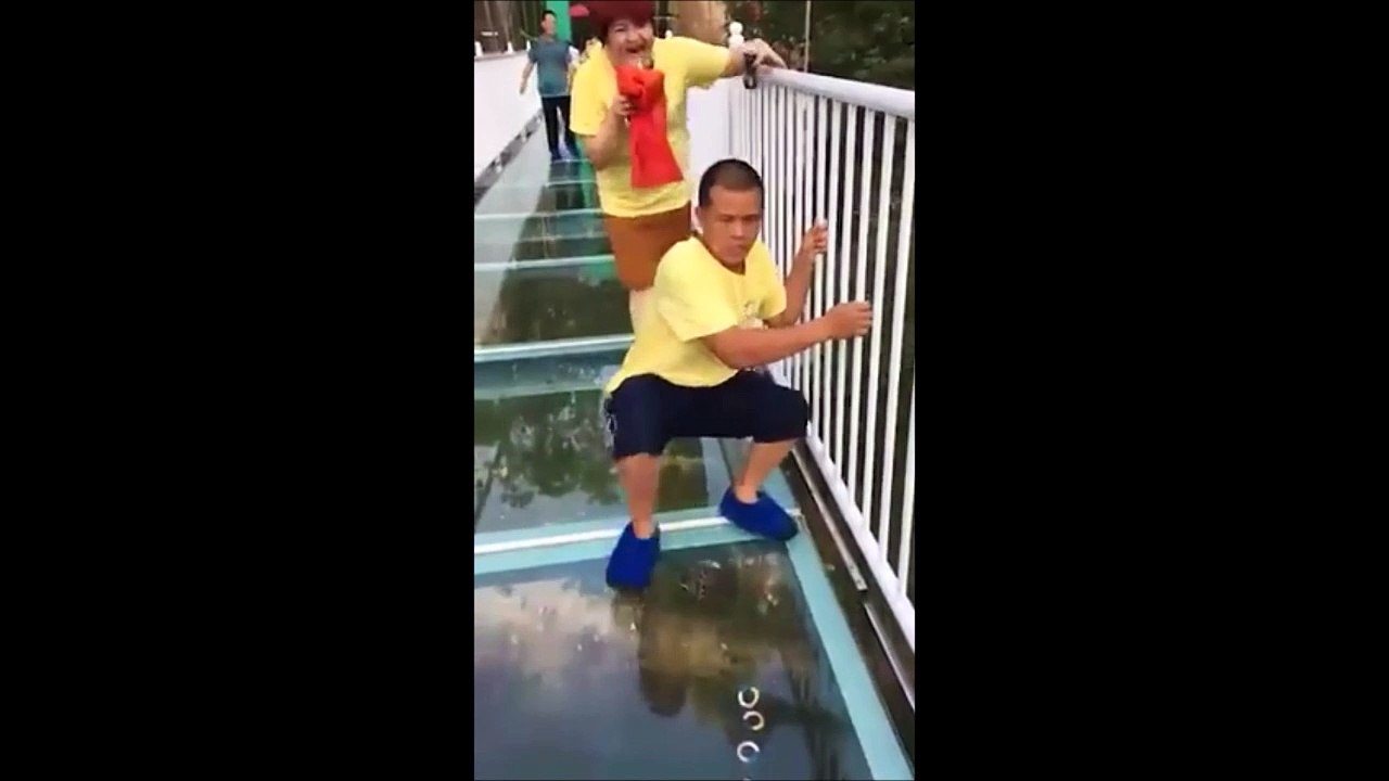 Traverser un pont de verre quand tu as le vertige : compliqué