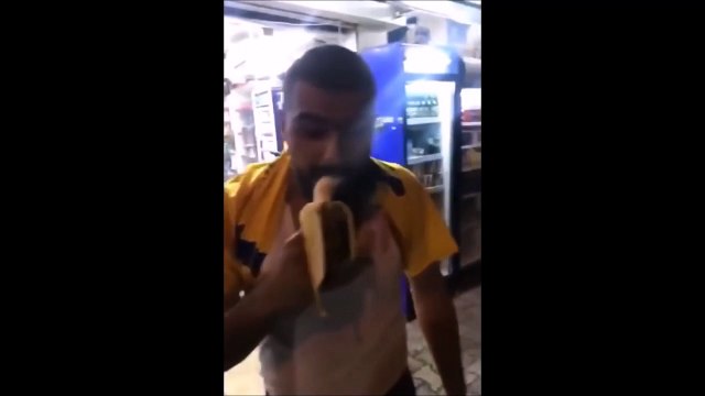 Il avale une banane d'un coup... Talent inutile mais bien drole