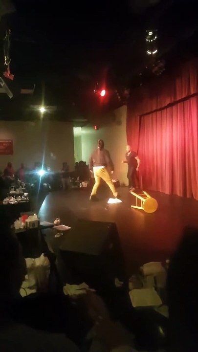Le comédien Steve Brown se défend face à un fan agressif monté sur scène... incroyable