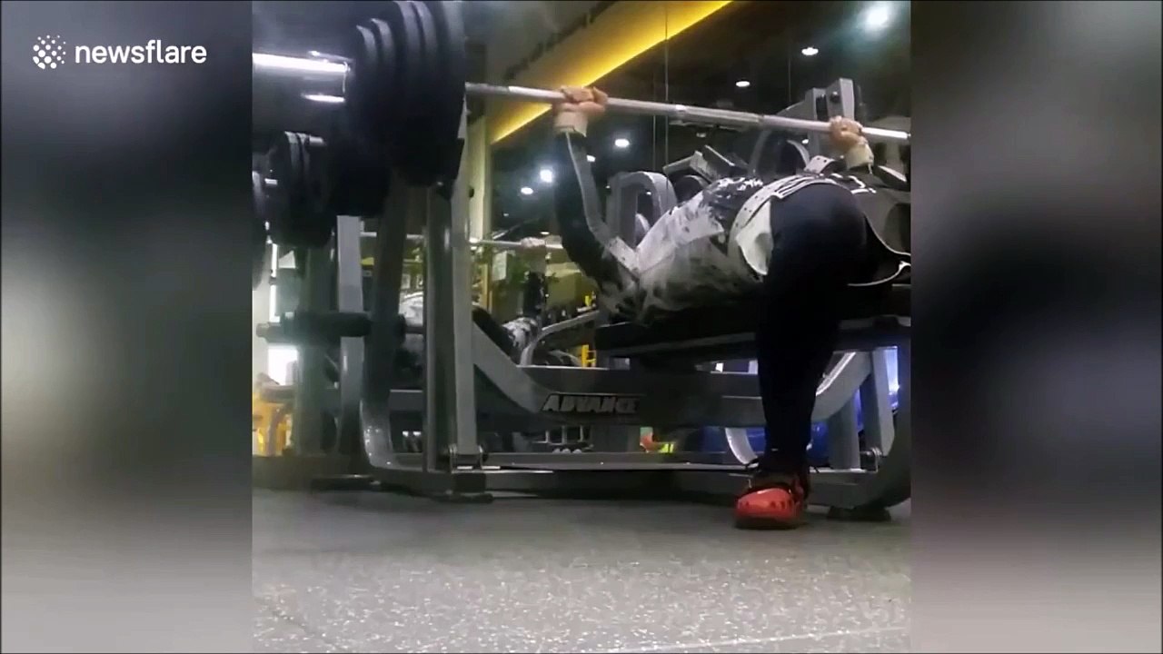 La barre etait bien trop lourde pour lui... Fail douloureux en salle de sport