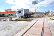 Tren Tıra Çarptı, Tonlarca Kimyasal Madde Yola Döküldü