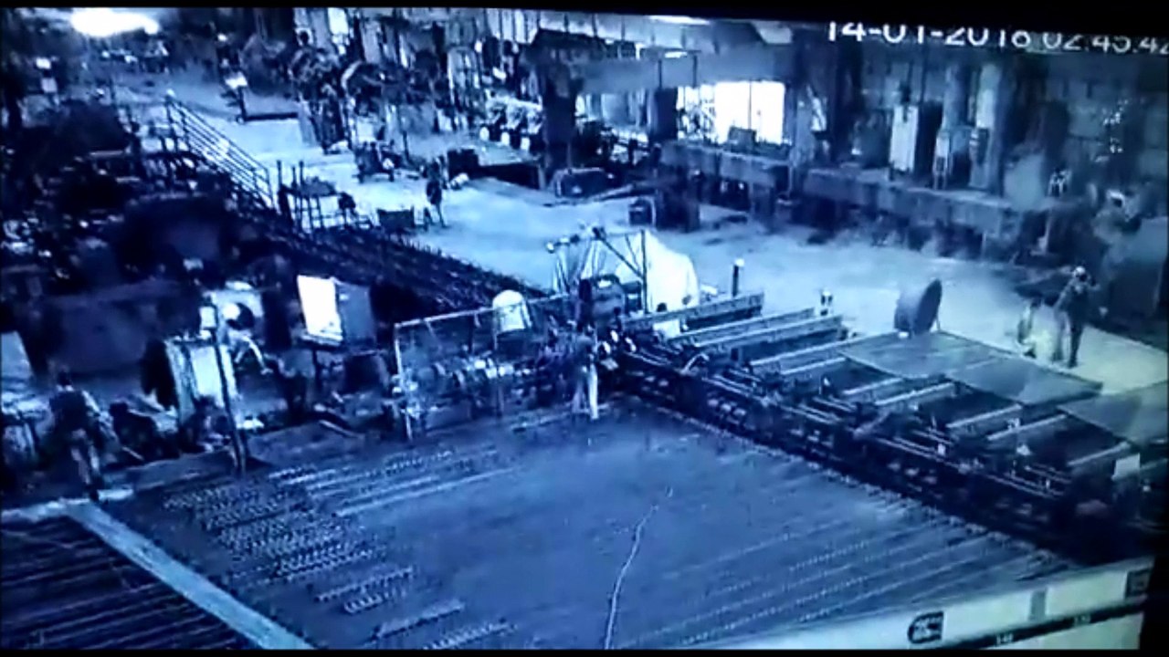 Accident extrêmement impressionnant avec un serpentin de fer en fusion projeté à 250kmh