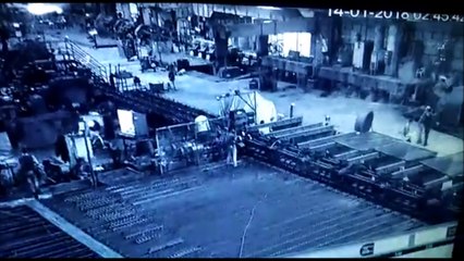 Accident extrêmement impressionnant avec un serpentin de fer en fusion projeté à 250kmh