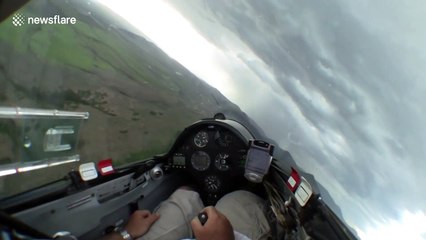 Glider narrowly misses lightning strike during thunderstorm
