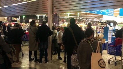 Liège: les derniers clients de la journée aux caisses du Carrefour