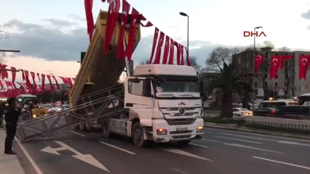 Vatan Caddesi'nde Damperi Açılan Kamyon Trafik Tabelasını Devirdi