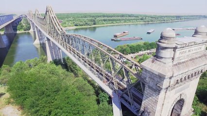 Il roule sur l'infrastructure d'un pont avec son vélo