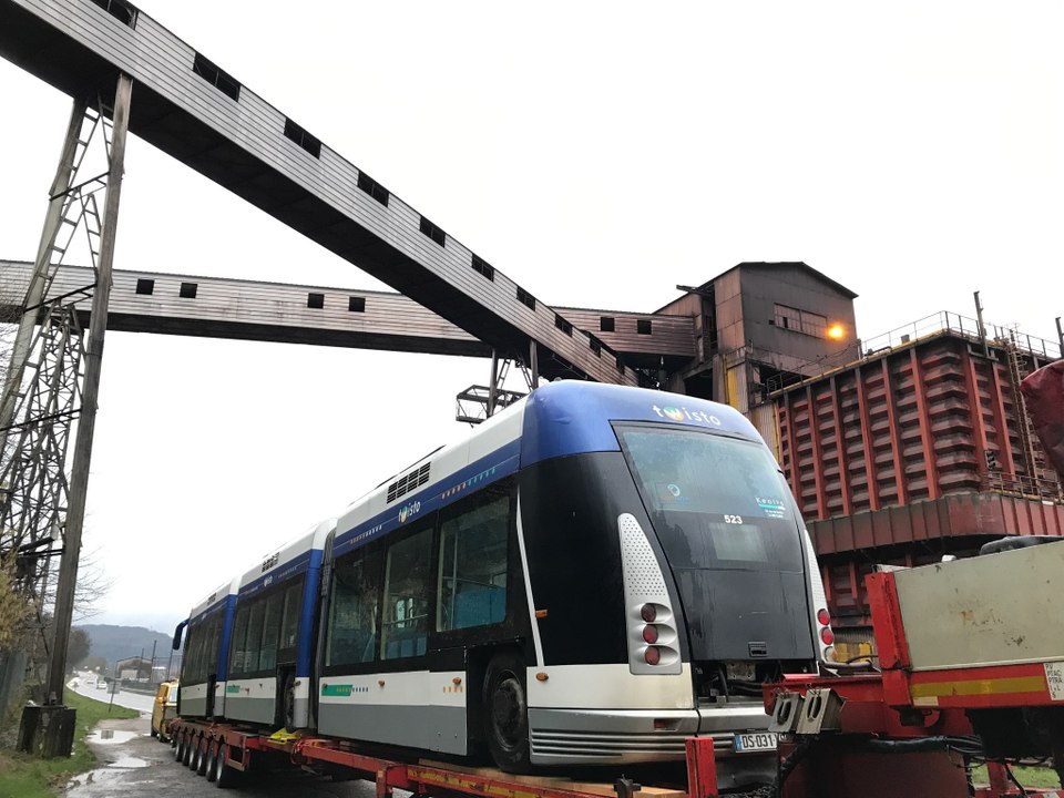 La première rame de l'ancien tramway de Caen arrive à Nancy