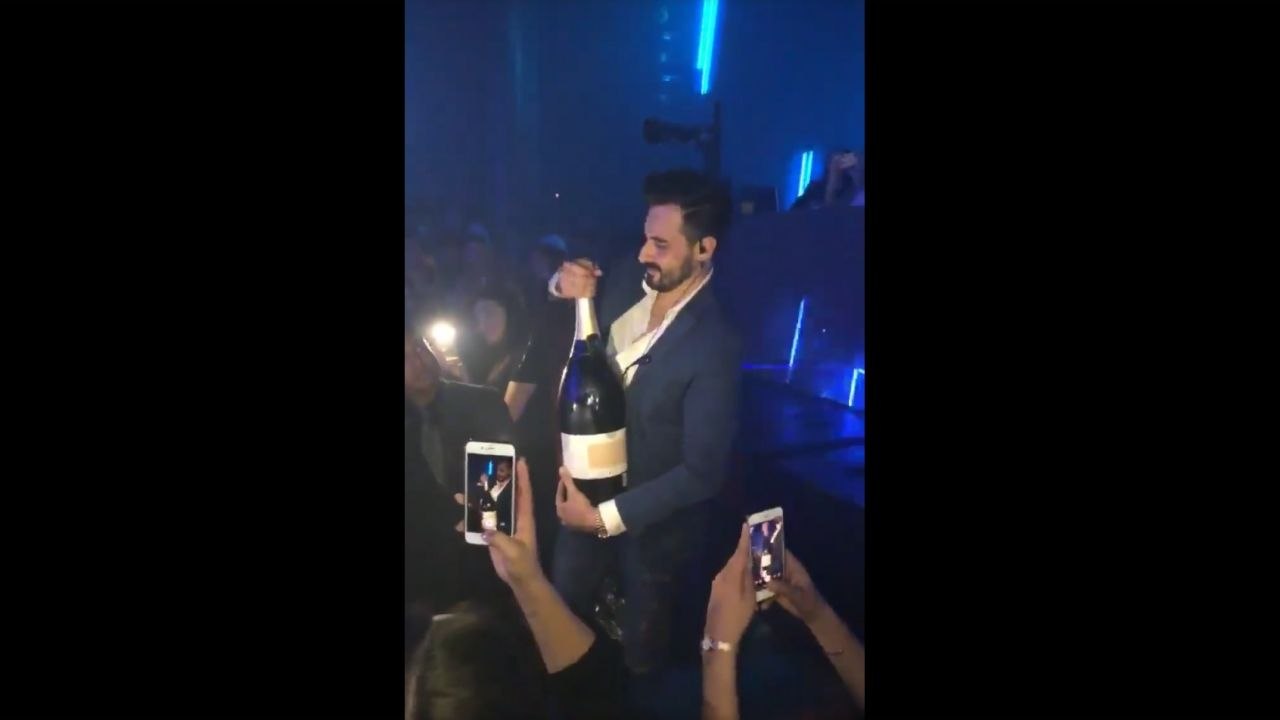 Régis ouvre un magnum de champagne à Ibiza