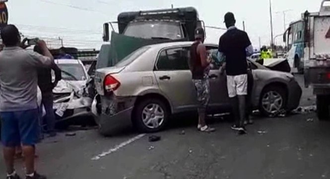 Nueve personas resultaron heridas en un choque múltiple en la vía a Daule