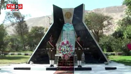 محافظ سوهاج ومدير الأمن يضعان إكليل زهور على نصب الشهداء بعيد الشرطة