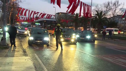 Damperi açılan kamyon direği devirdi - İSTANBUL