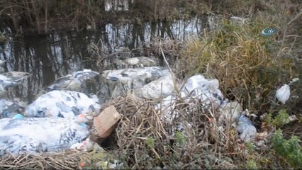 Yol kenarına dökülen tekstil çöpüne inceleme