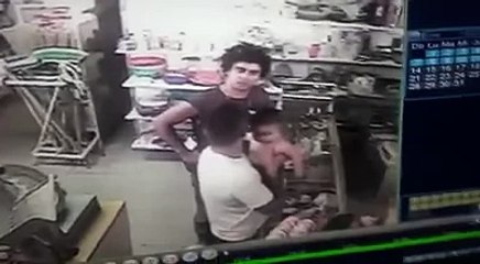 hombre golpeó a un bebé en medio de una pelea