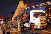 Vatan Caddesi'nde İnanılmaz Kaza! Yanlışlıkla Damperi Açılan Kamyon, Trafik Direğini Devirdi