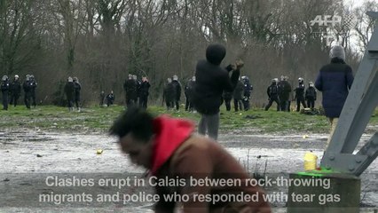 Police and migrants clash in Calais