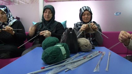 Mehmetçik için kazak, atkı ve bere örüyorlar