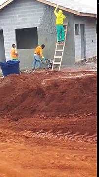 Cet ouvrier jette le ciment sur le mur de cette maison !