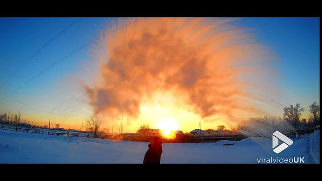 Cette eau bouillante gèle en plein air en Sibérie à cause du froid extrême !