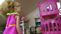 Алиса и Тея играют в кукол Кукольный домик Видео для девочек