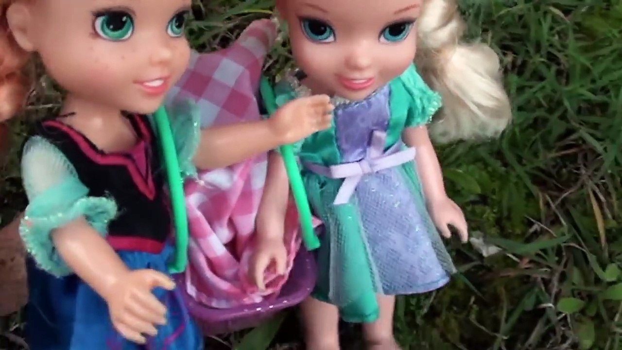 Anna and Elsa Toddlers Lost Puppy Part 1 | Disney Frozen Elsya and Annya Dolls Barbie Cute LPS Dog